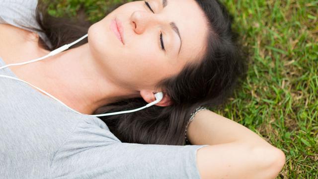 bahaya-menggunakan-earphone-saat-tidur-tckoajaib